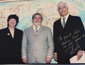O embaixador brasileiro em Israel, Sérgio Eduardo Moreira Lima, posa para foto ao lado do presidente da República, Luiz Inácio Lula da Silva, e da embaixadora de Israel em Brasília, Tzipora Rimon.